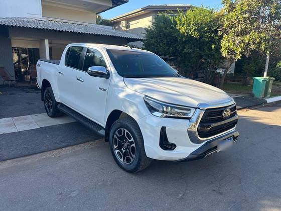 TOYOTA HILUX 2.8 D-4D TURBO DIESEL CD SRX 4X4 AUTOMÁTICO TOYOTA HILUX 2.8 D-4D TURBO DIESEL CD SRX 4X4 AUTOMÁTICO